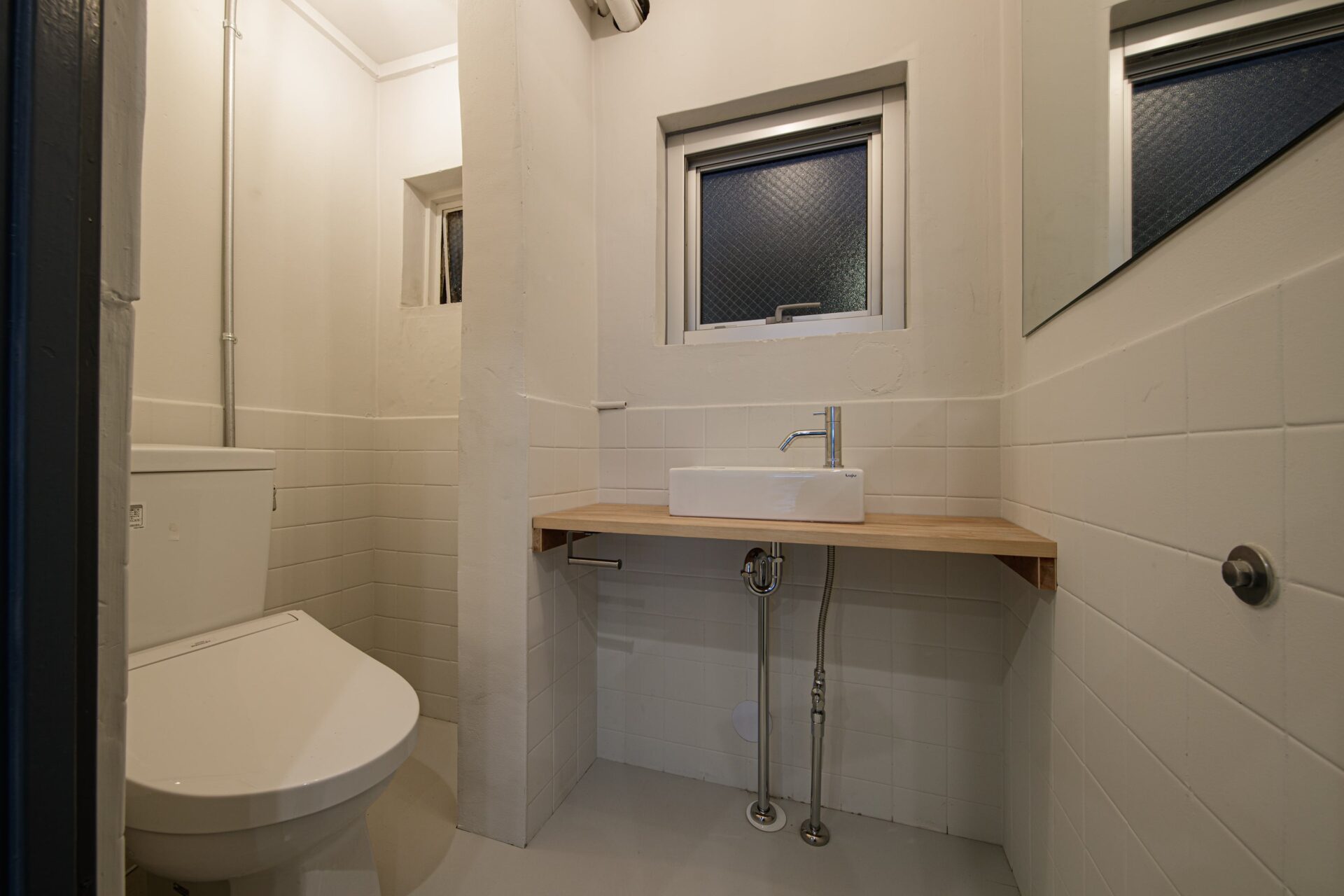 壊れて使えなかった2階のトイレは、シンプルで快適な空間に一新された
