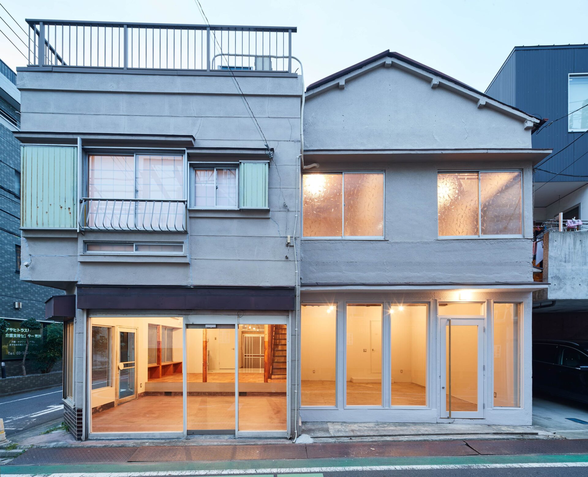 東京R不動産の紹介でルーヴィスが借り上げた、荒川区の商店街沿いの店舗付き住宅。10年近く空き家になっていた